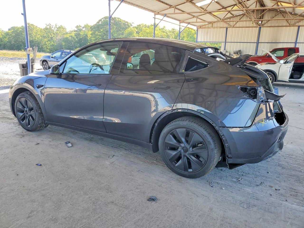 2025 Tesla Model Y - Фото 2