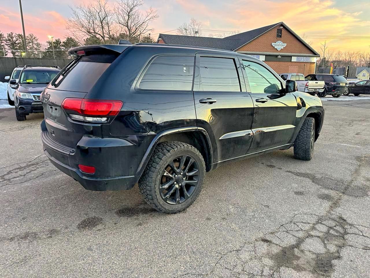 2021 Jeep Grand Cherokee Laredo - Image 4