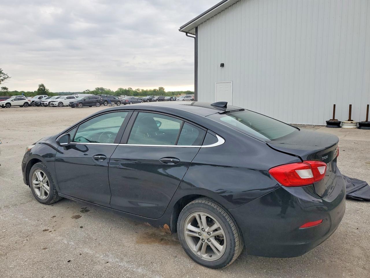 2017 Chevrolet Cruze Lt - Image 2