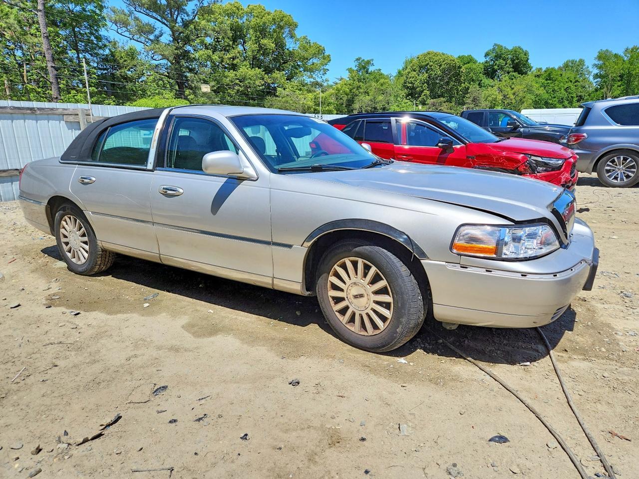 2004 Lincoln Town Car Ultimate - Image 4