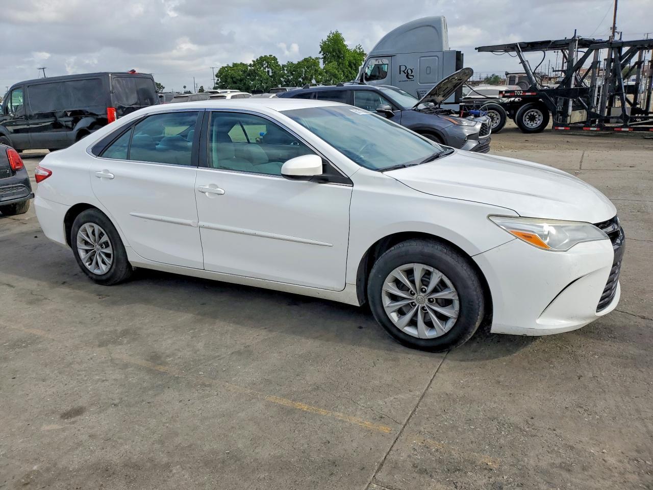 2015 Toyota Camry Le - Фото 4