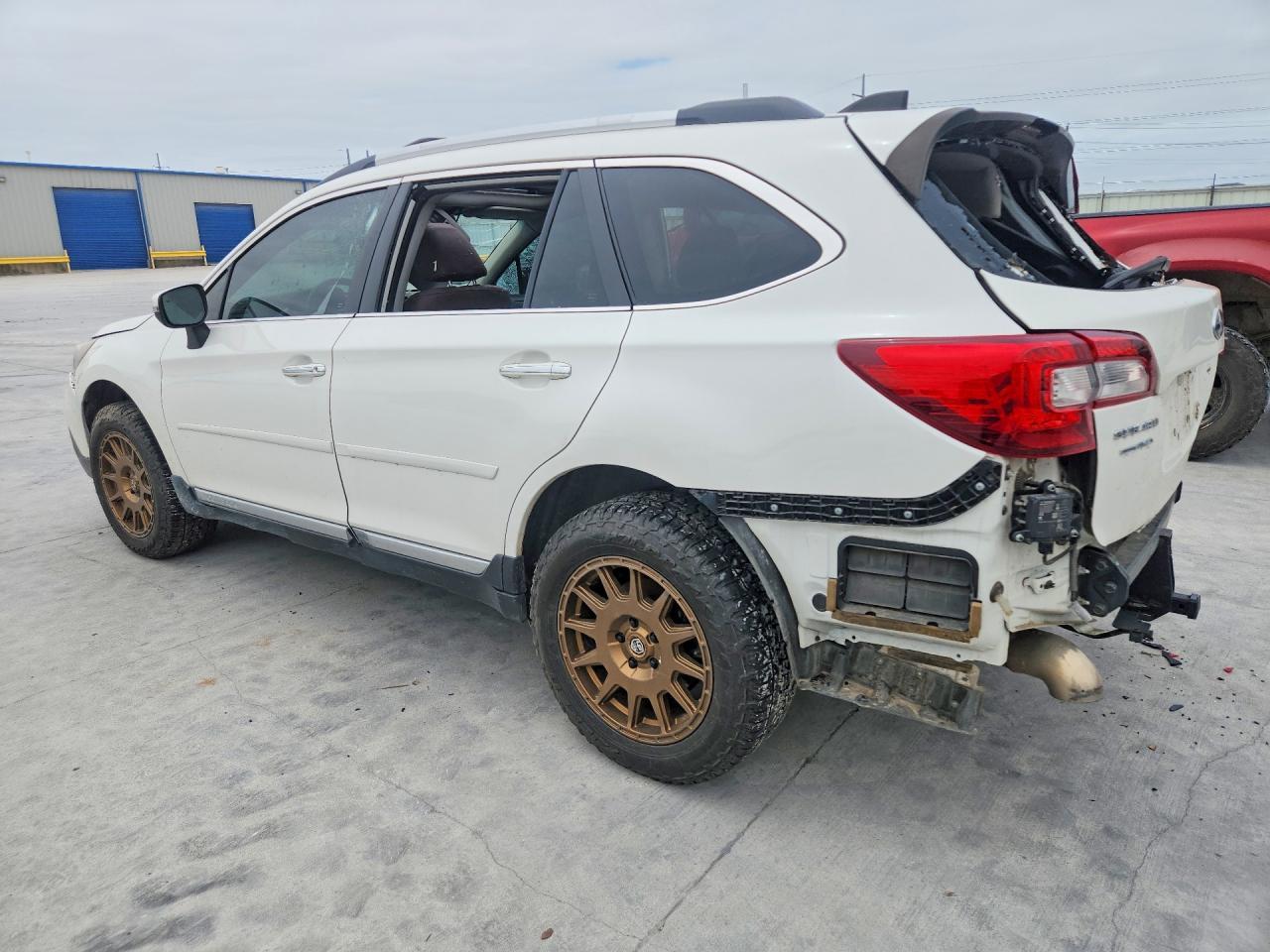 2019 Subaru Outback Touring - Image 2
