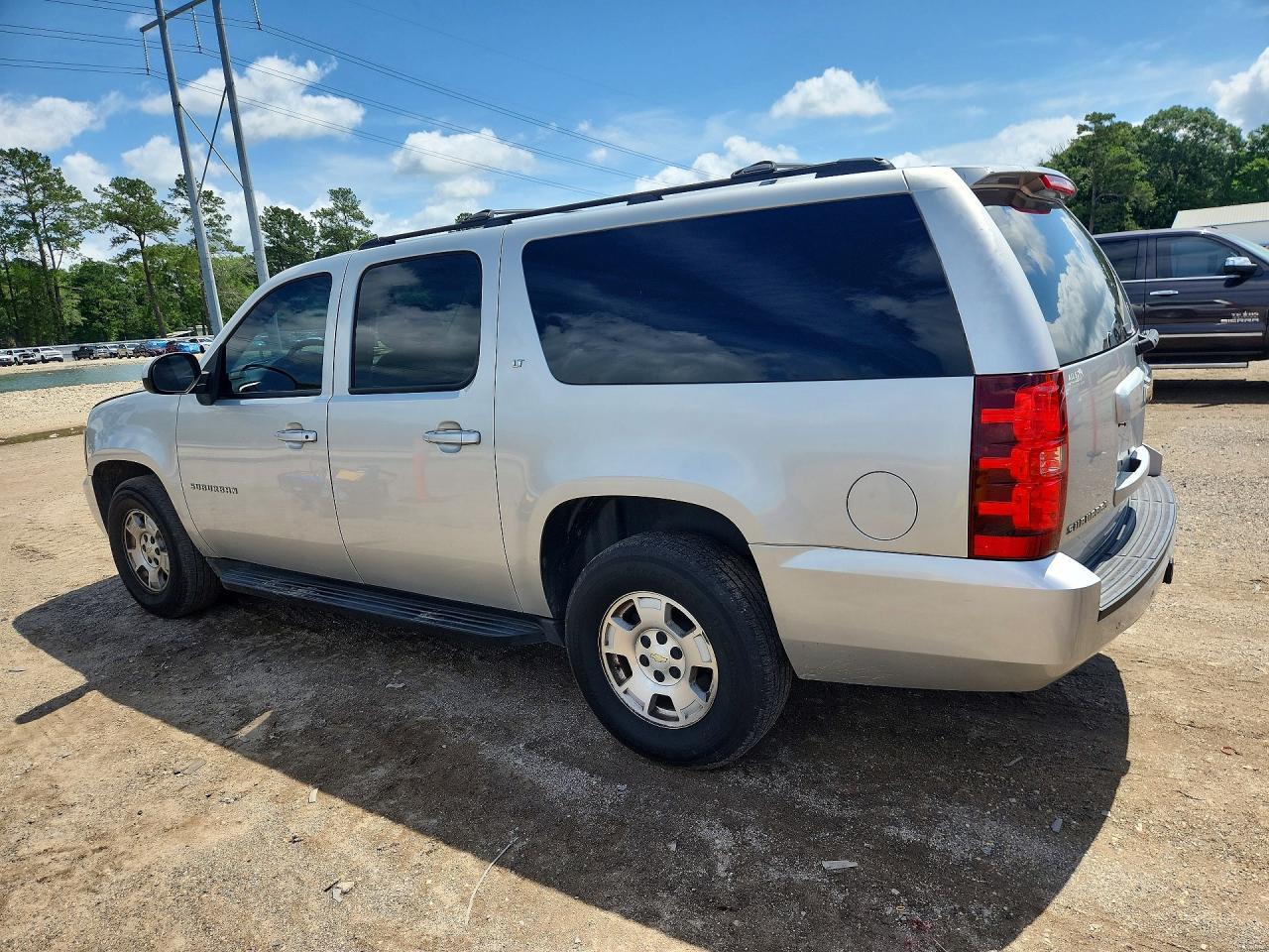 2011 Chevrolet Suburban C1500 Lt - Image 2