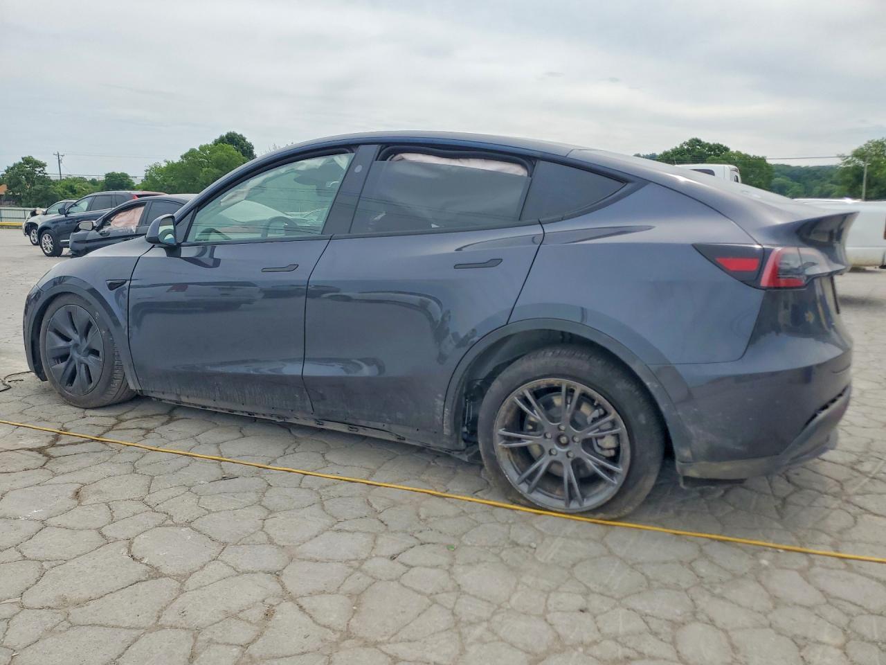 2025 Tesla Model Y - Фото 2