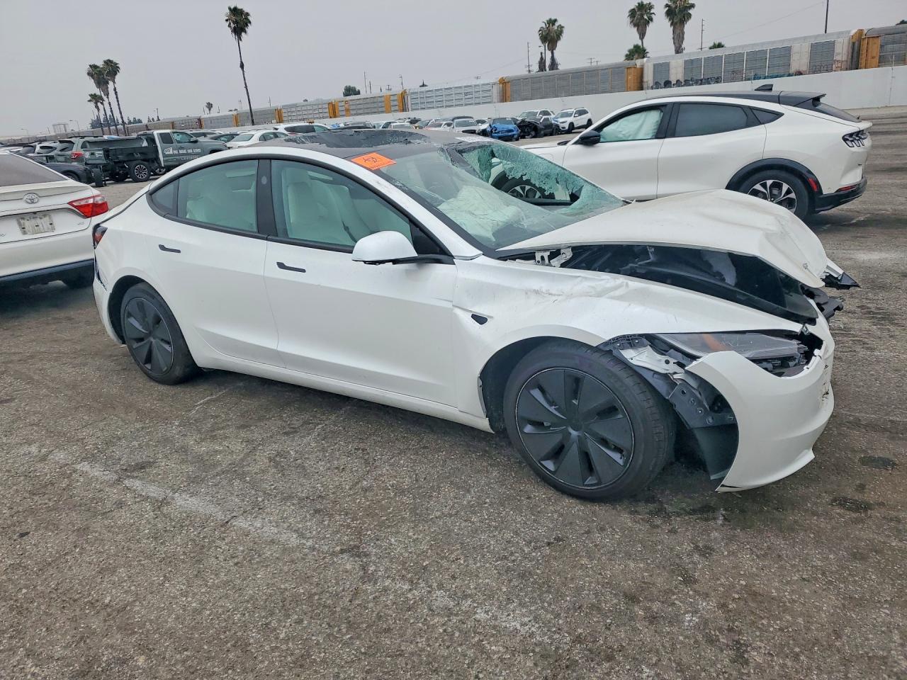 2025 Tesla Model 3 - Фото 4