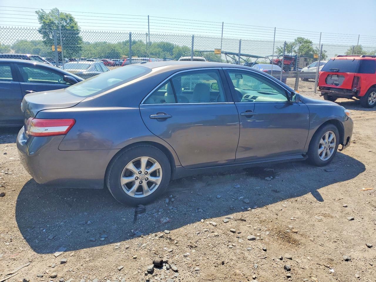 2011 Toyota Camry Le - Фото 3