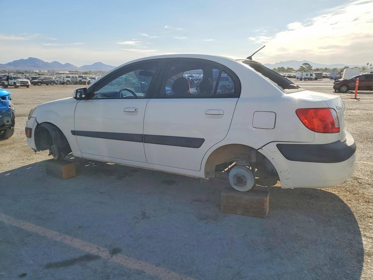 2006 Kia Rio Base - Image 2