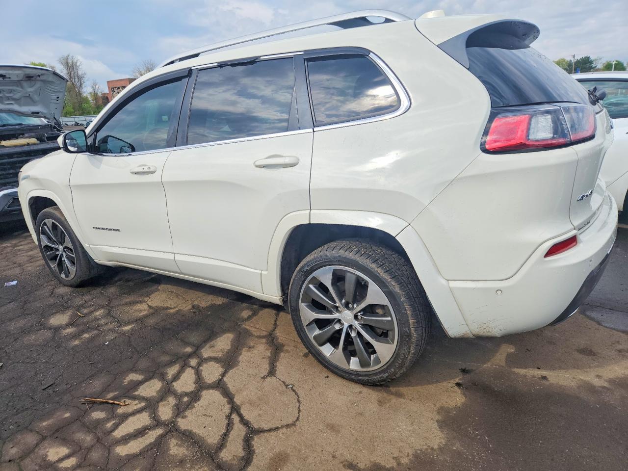2019 Jeep Cherokee Overland - Image 2