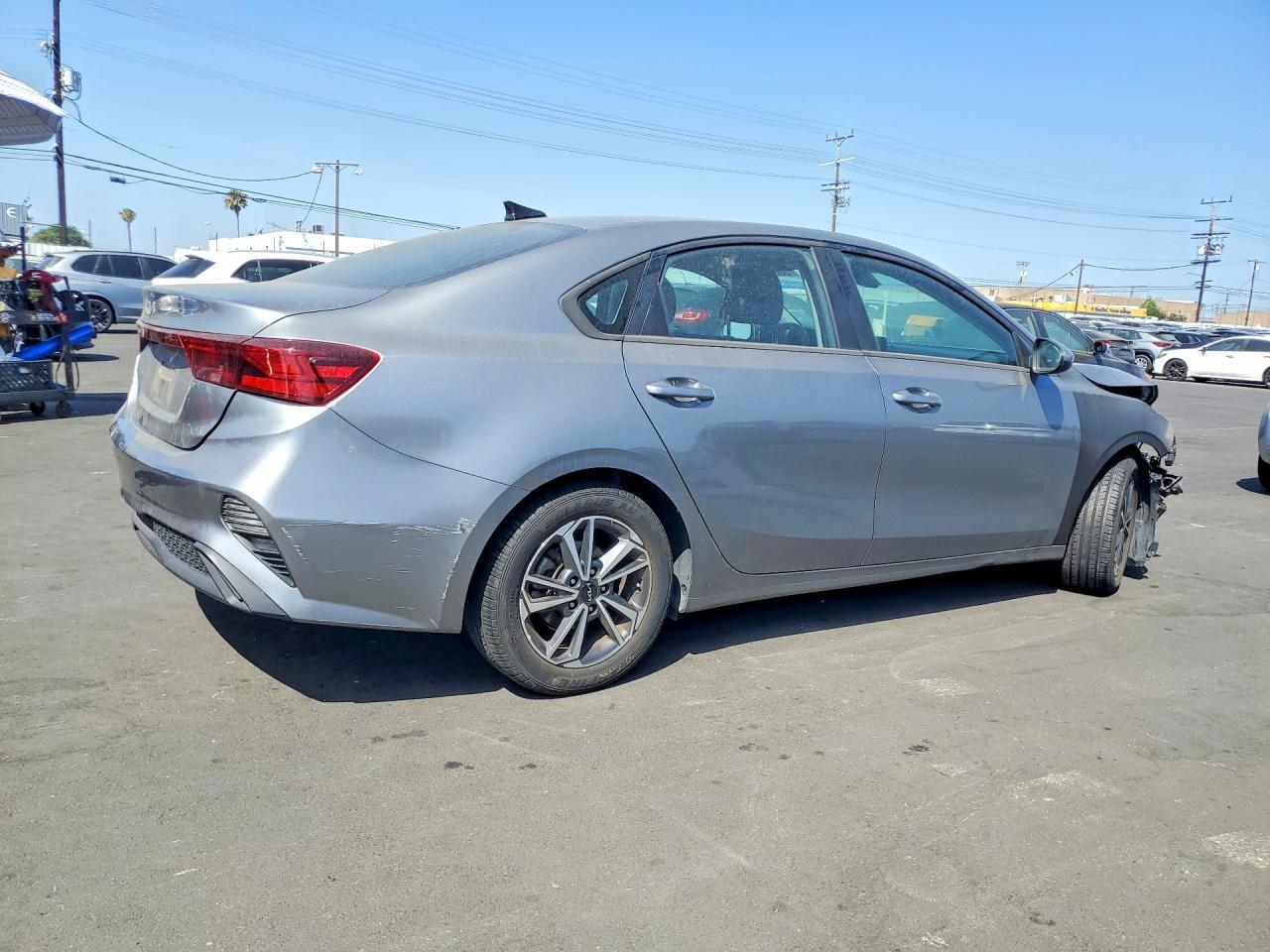 2022 Kia Forte Lxs - Фото 3