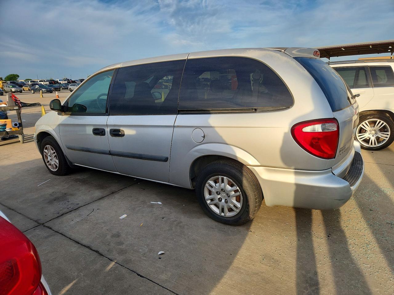 2005 Dodge Caravan - Image 2