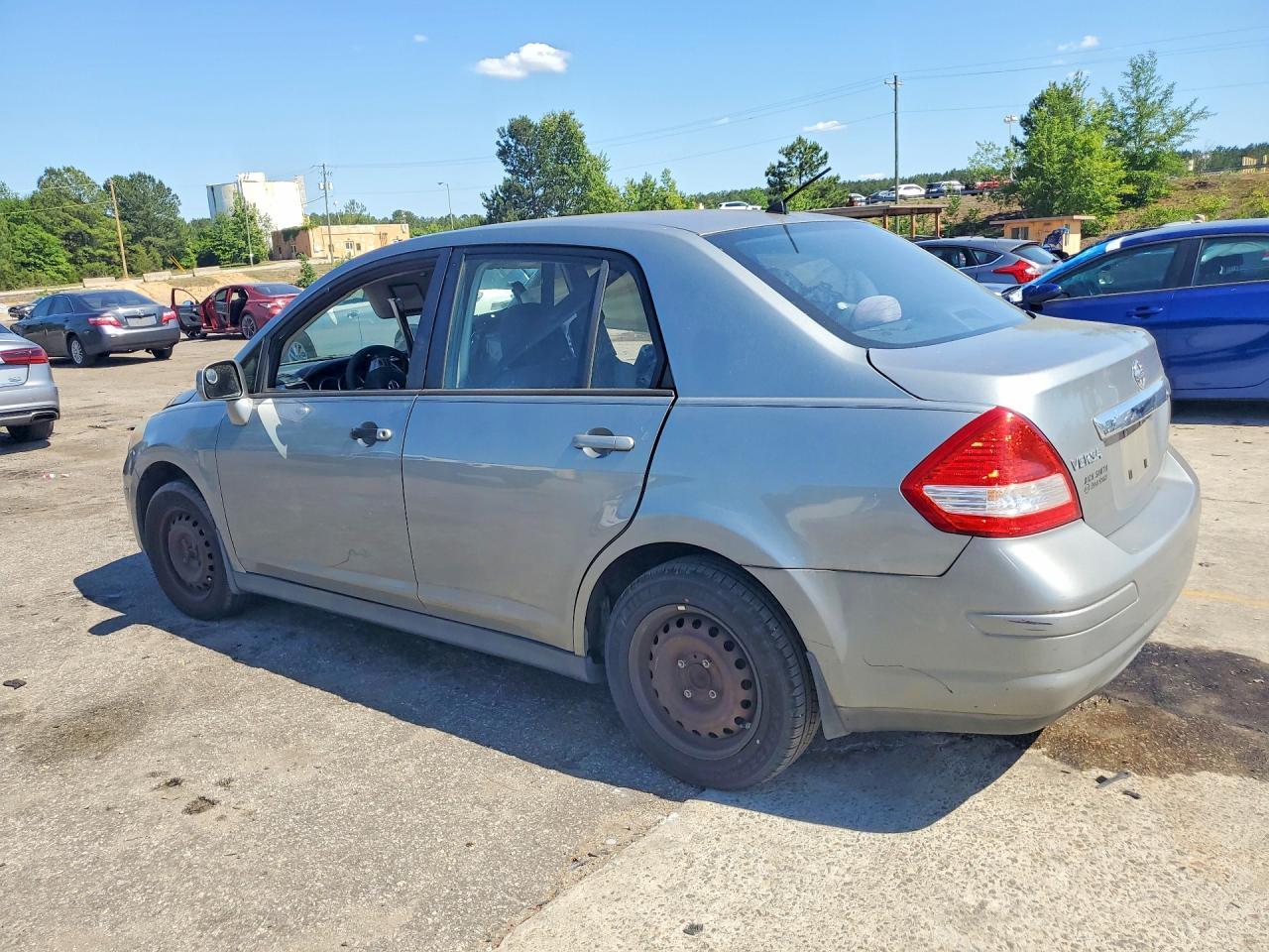 2009 Nissan Versa 1.8 S - Image 2