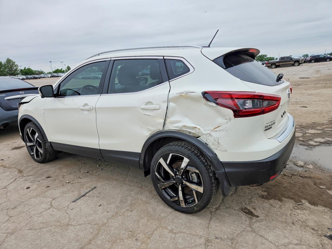 2022 Nissan Rogue Sport Sl - Image 2