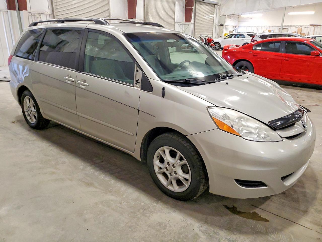 2008 Toyota Sienna Le 8-Passenger - Фото 4