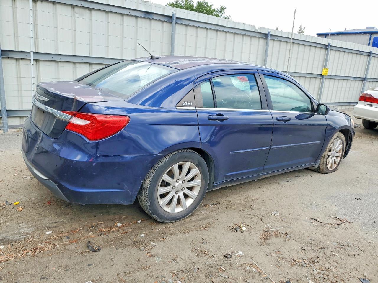 2013 Chrysler 200 Touring - Фото 3