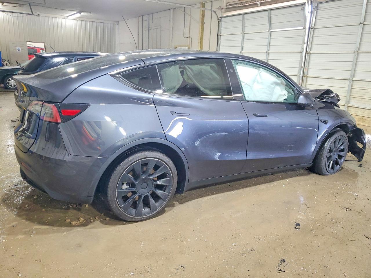 2025 Tesla Model Y - Фото 3