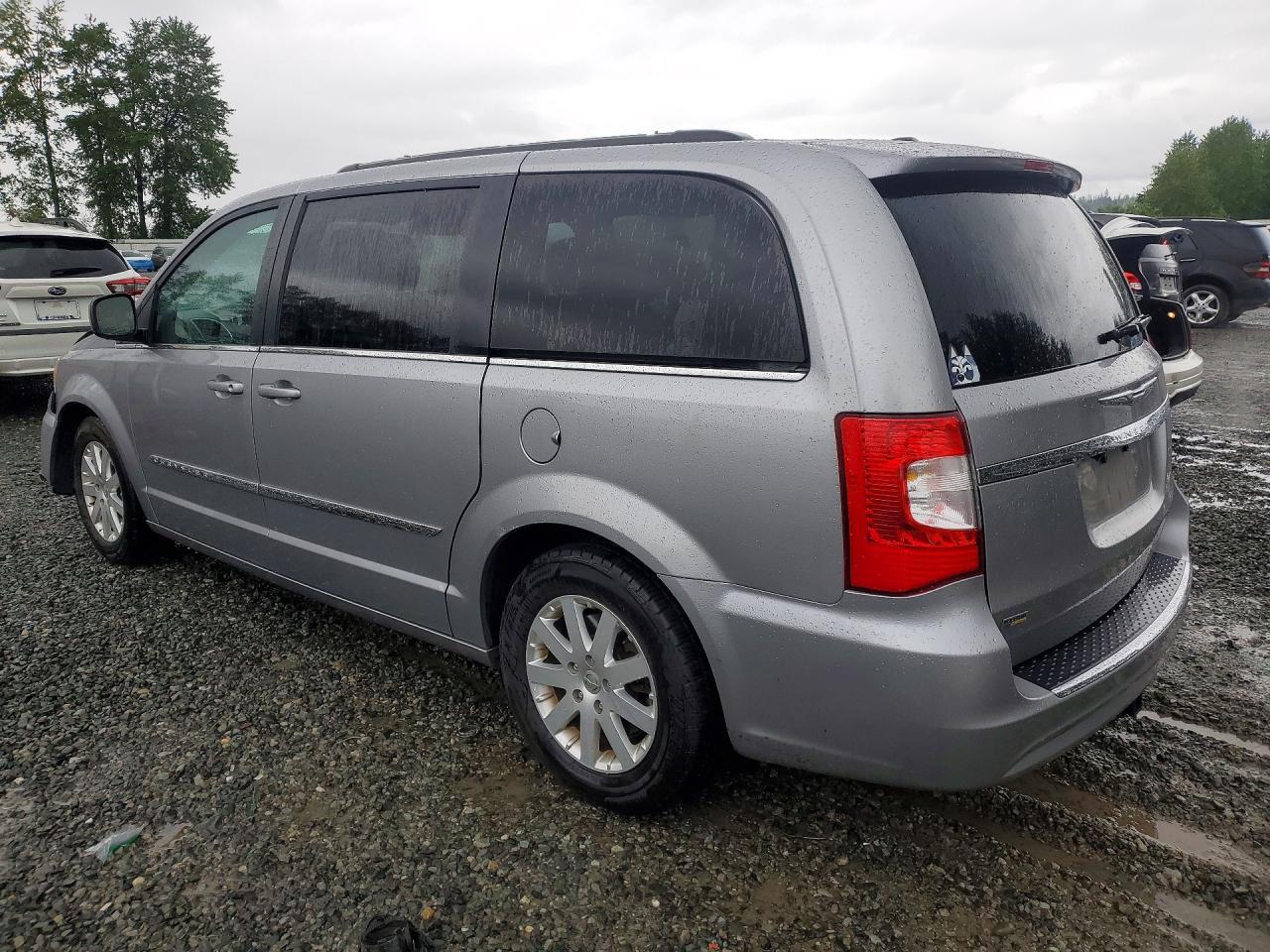 2016 Chrysler Town & Country Touring - Image 2
