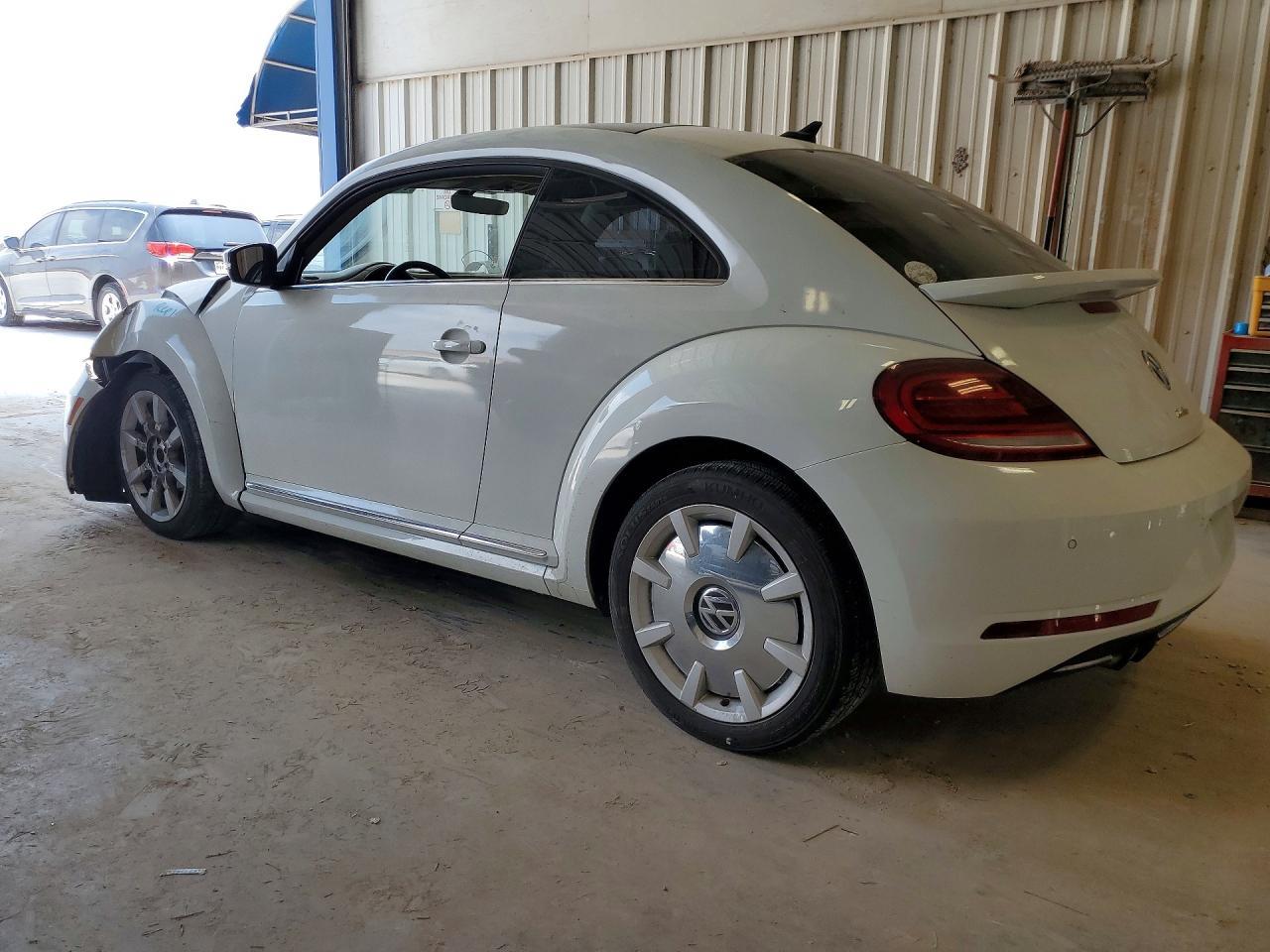 2019 Volkswagen Beetle Se - Фото 2