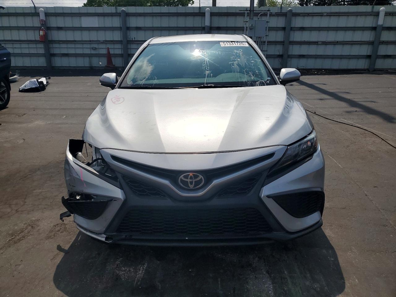 2021 Toyota Camry Se - Фото 5