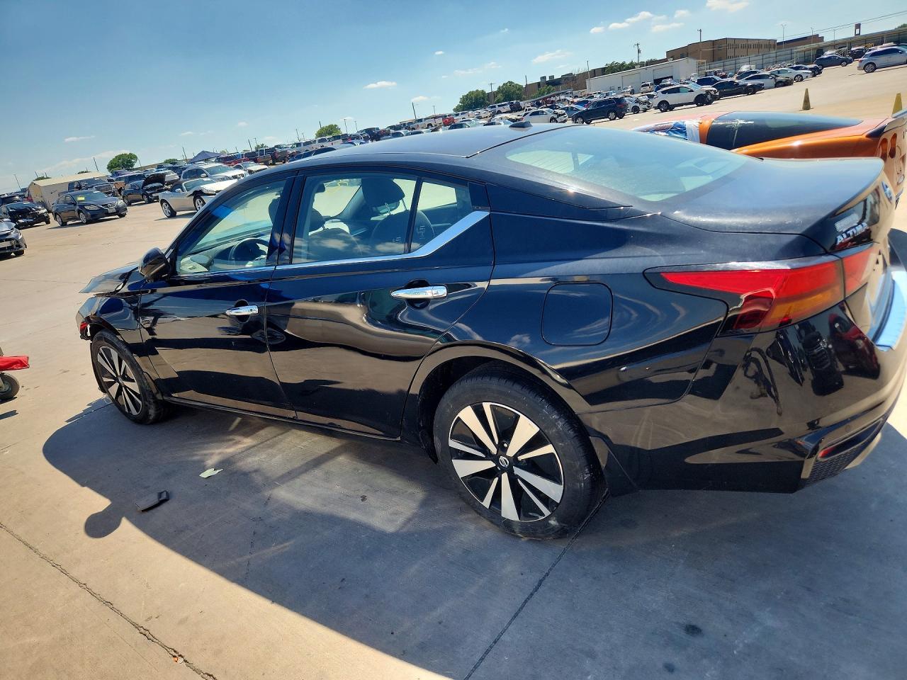 2020 Nissan Altima Sl - Image 2