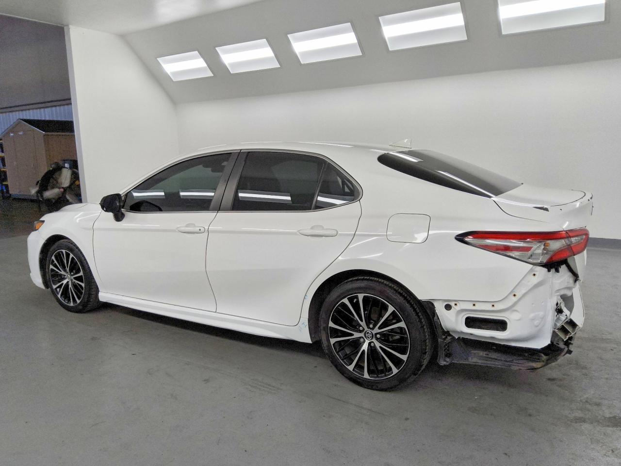 2019 Toyota Camry Se - Фото 2