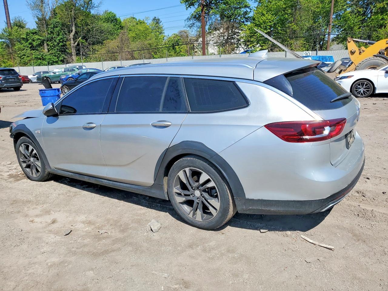 2019 Buick Regal Tourx Essence - Image 2