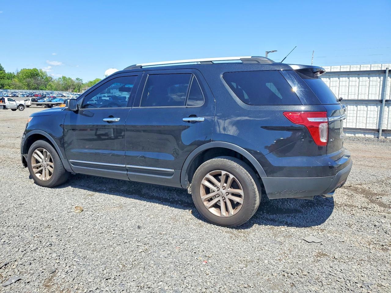 2015 Ford Explorer Xlt - Фото 2
