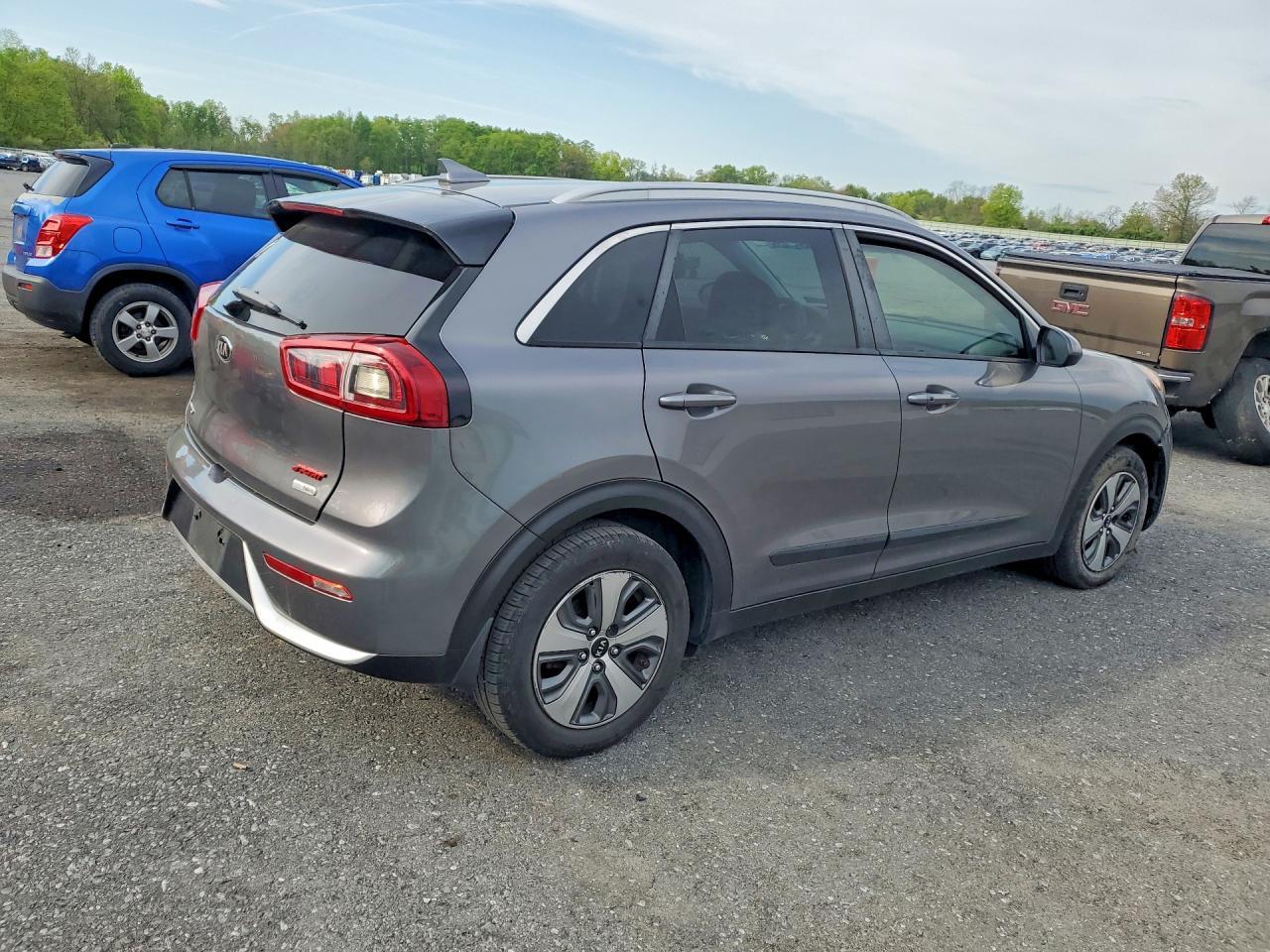 2017 Kia Niro Lx - Image 3