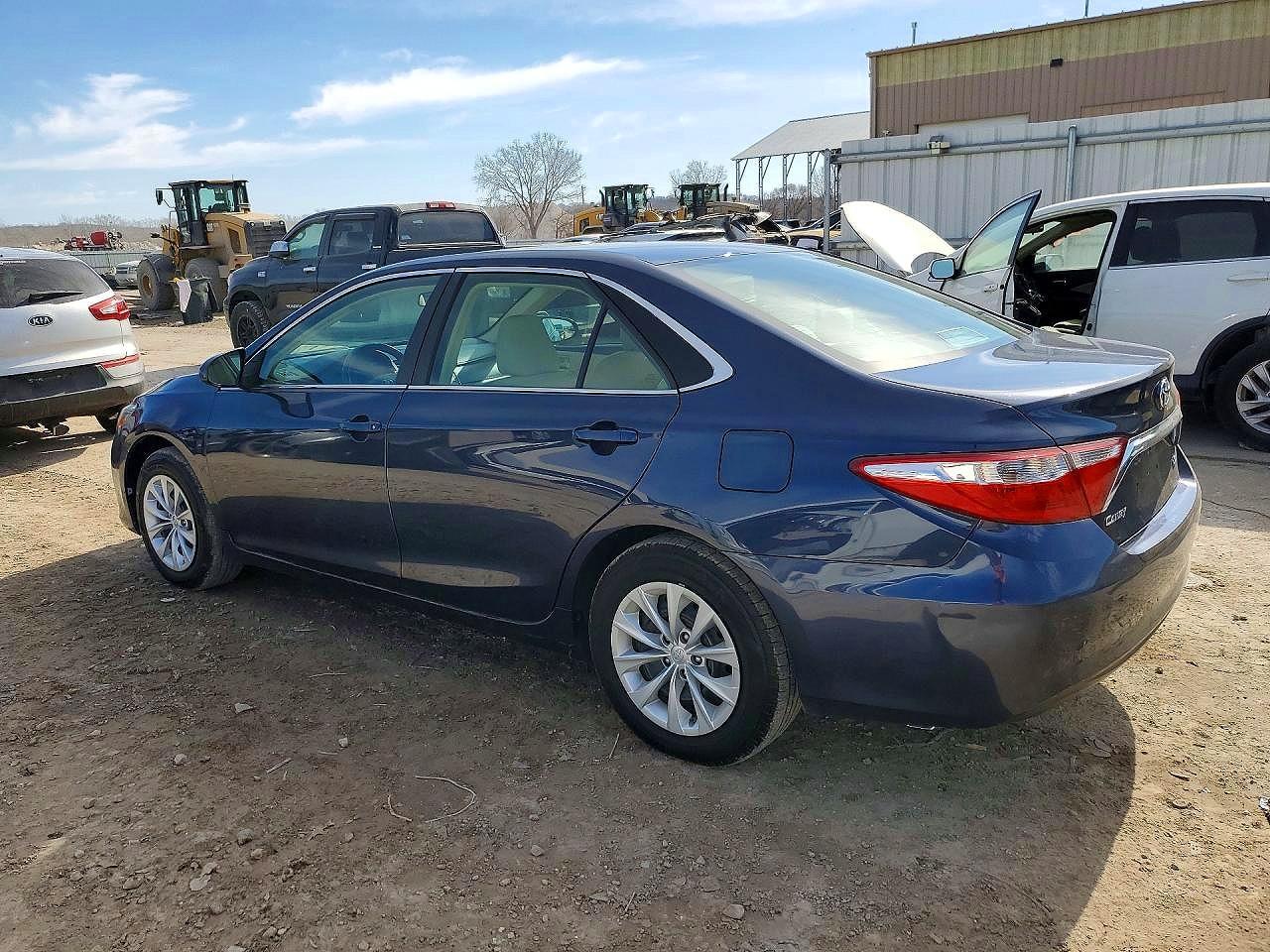 2017 Toyota Camry - Фото 2