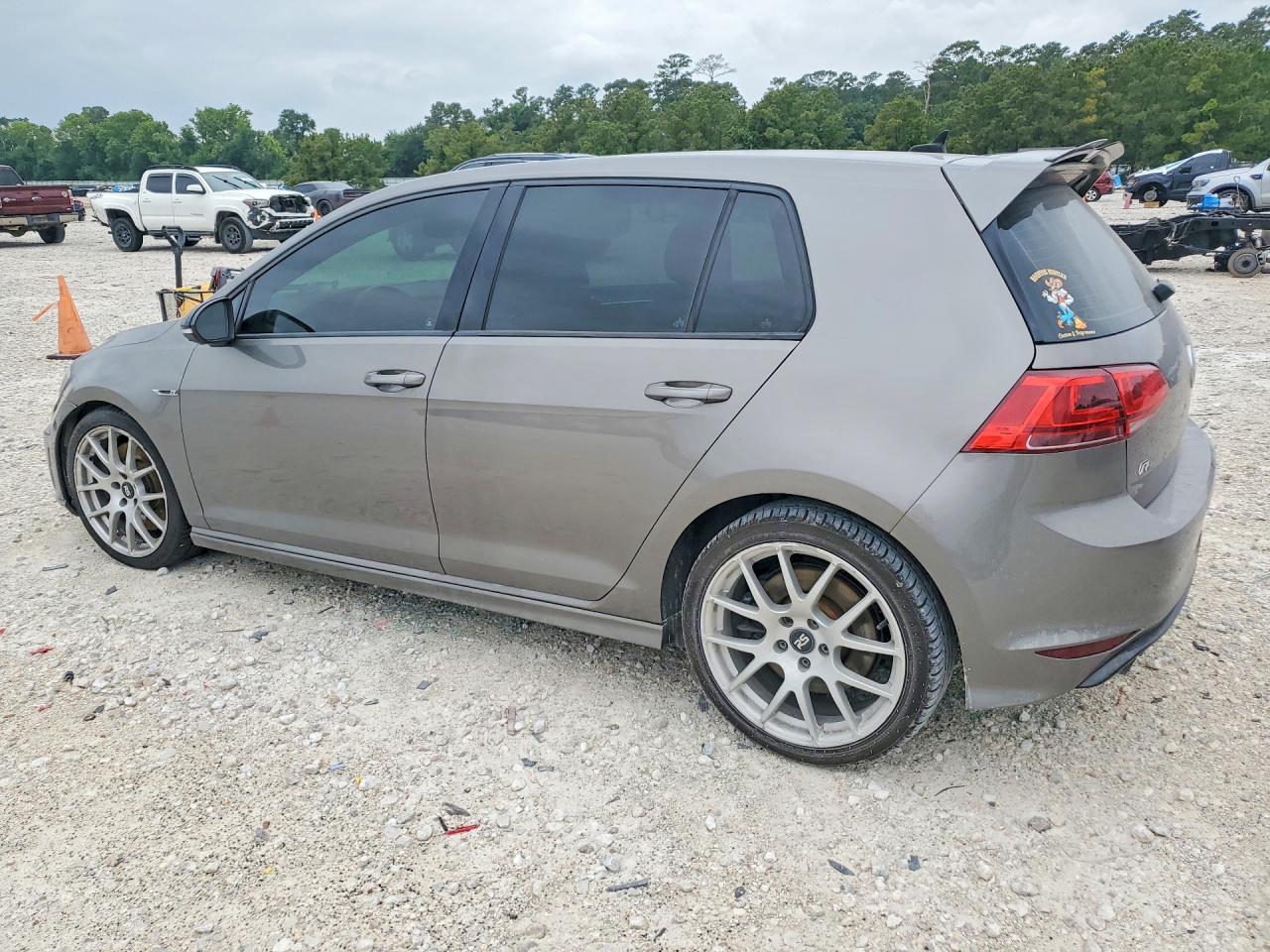 2016 Volkswagen Golf R - Image 2