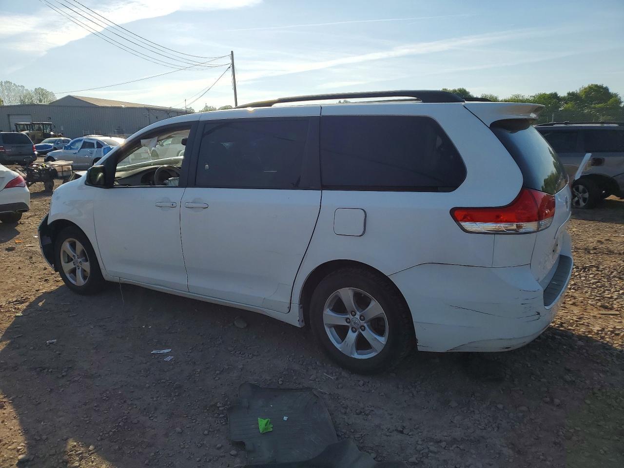 2011 Toyota Sienna Le - Фото 2