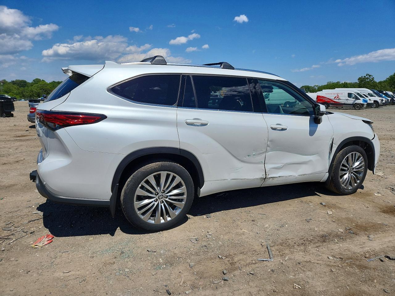 2022 Toyota Highlander Platinum - Image 3
