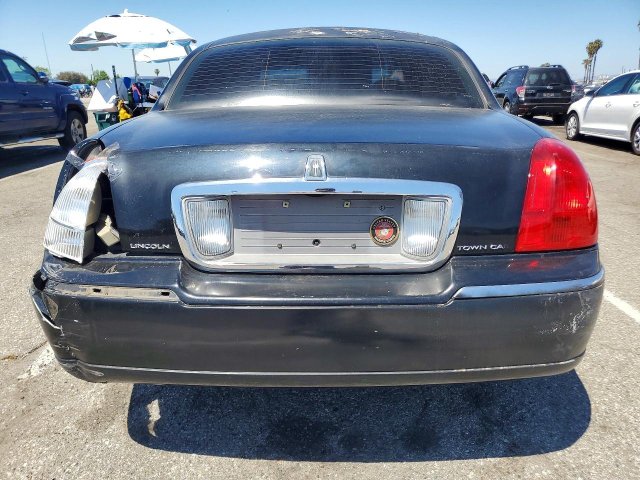 2010 Lincoln Town Car Signature Limited - Image 6