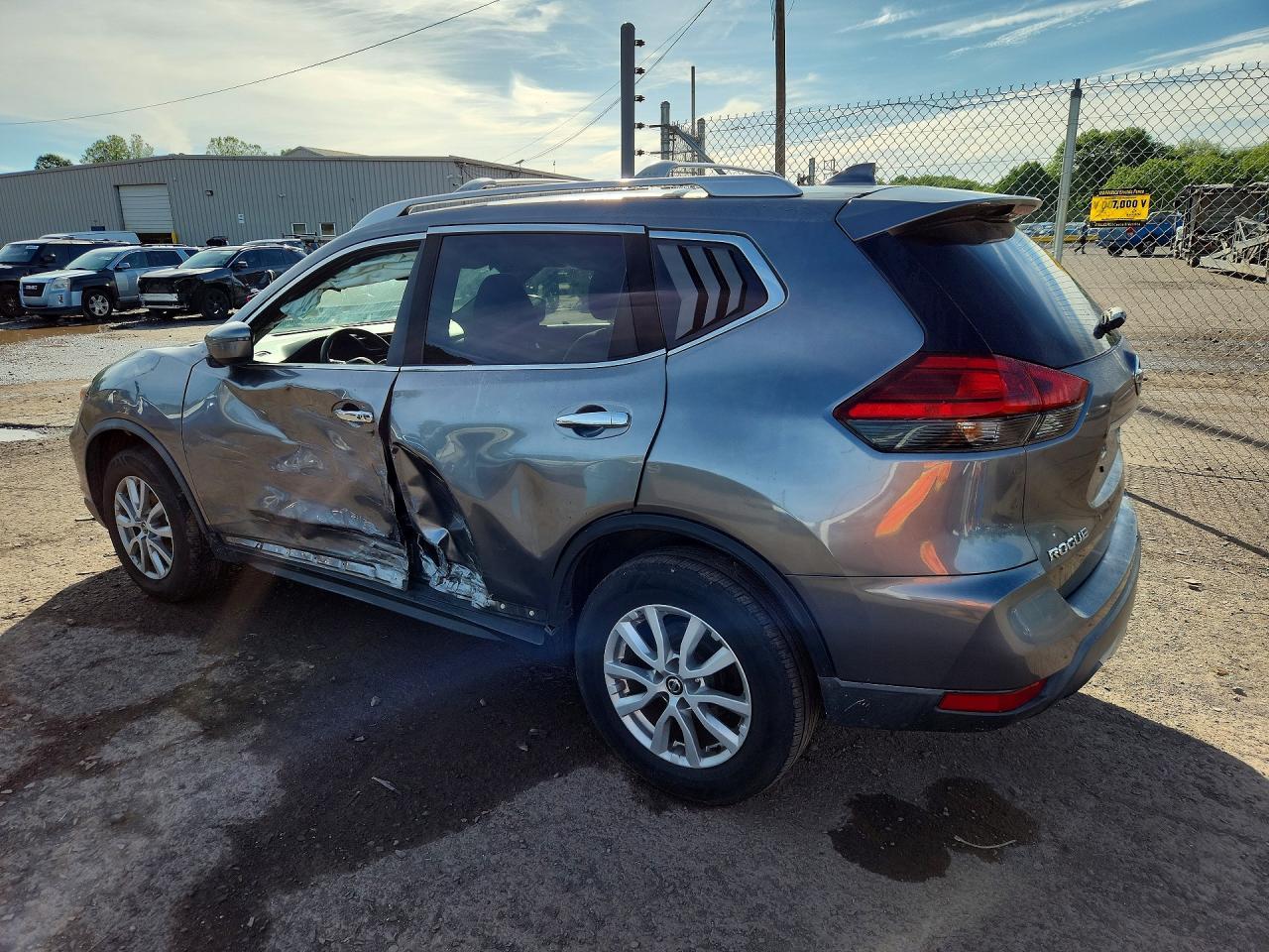 2017 Nissan Rogue Sv - Image 2