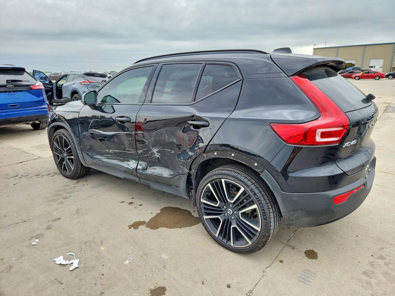 2022 Volvo Xc40 T5 R-Design - Image 2
