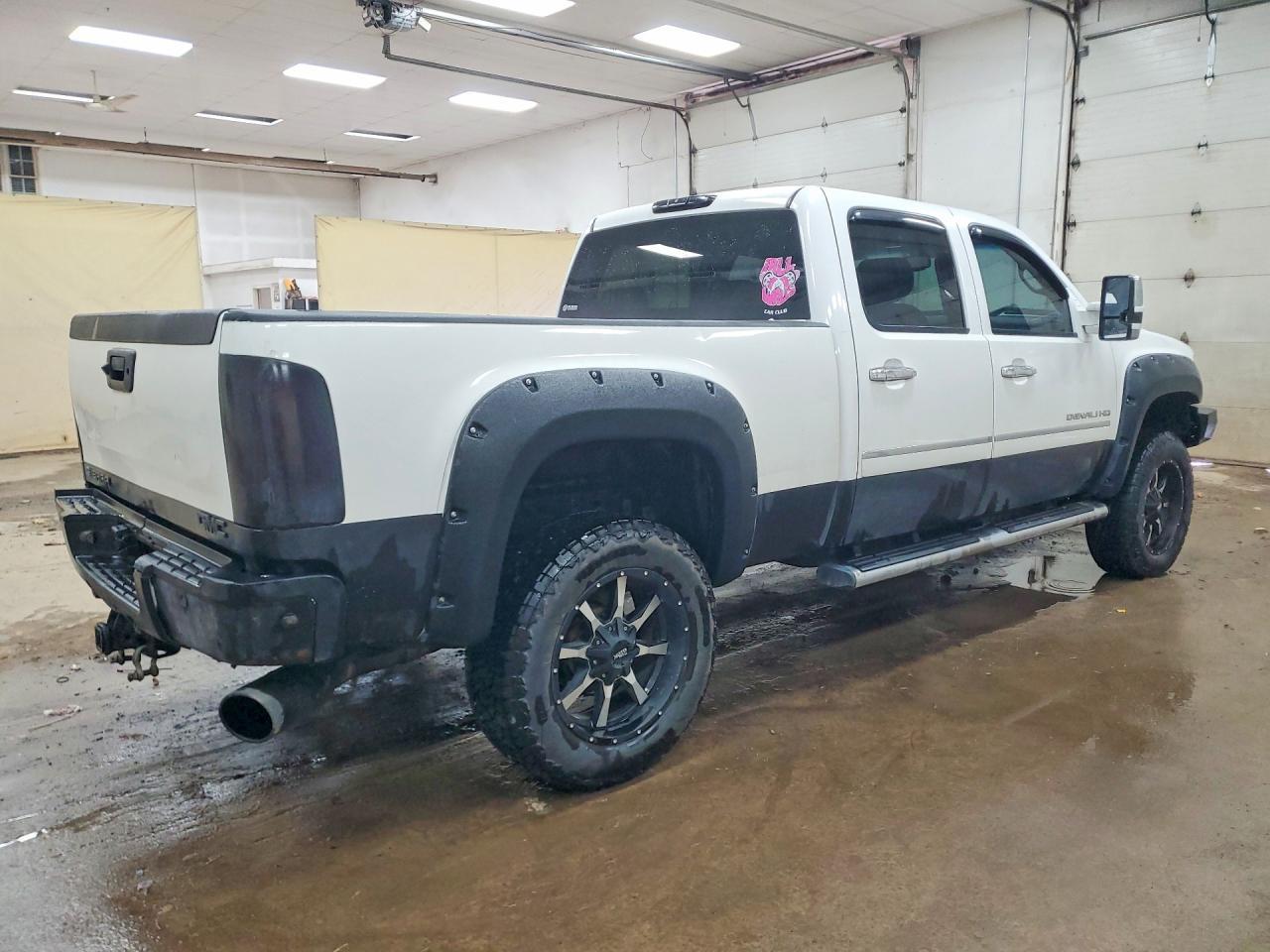 2011 GMC Sierra K3500 Denali - Image 3