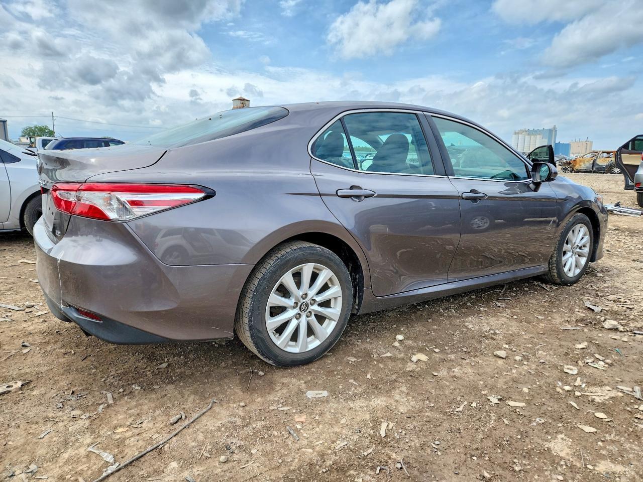 2018 Toyota Camry Le - Фото 3