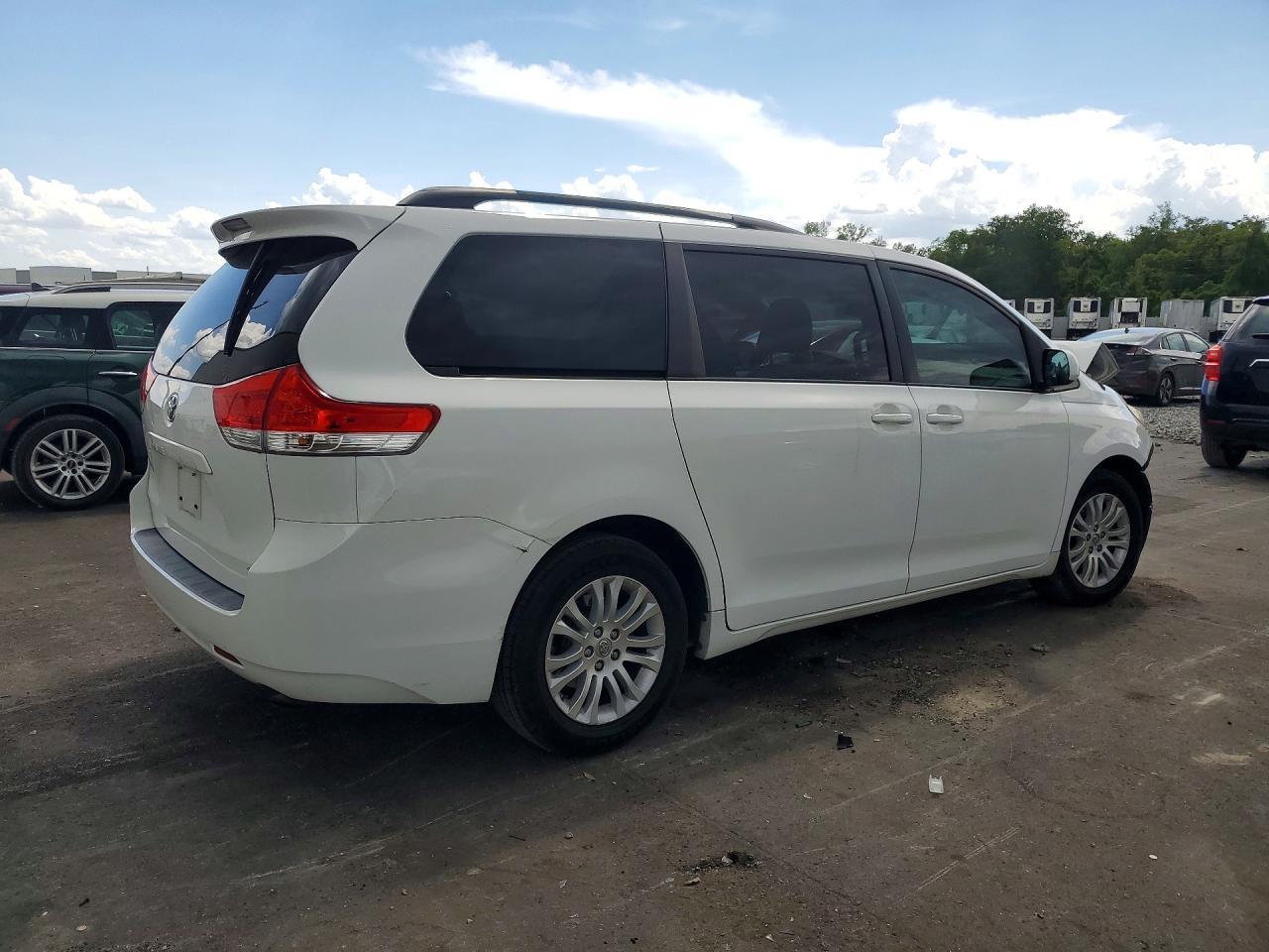 2014 Toyota Sienna Xle 8-Passenger - Фото 3