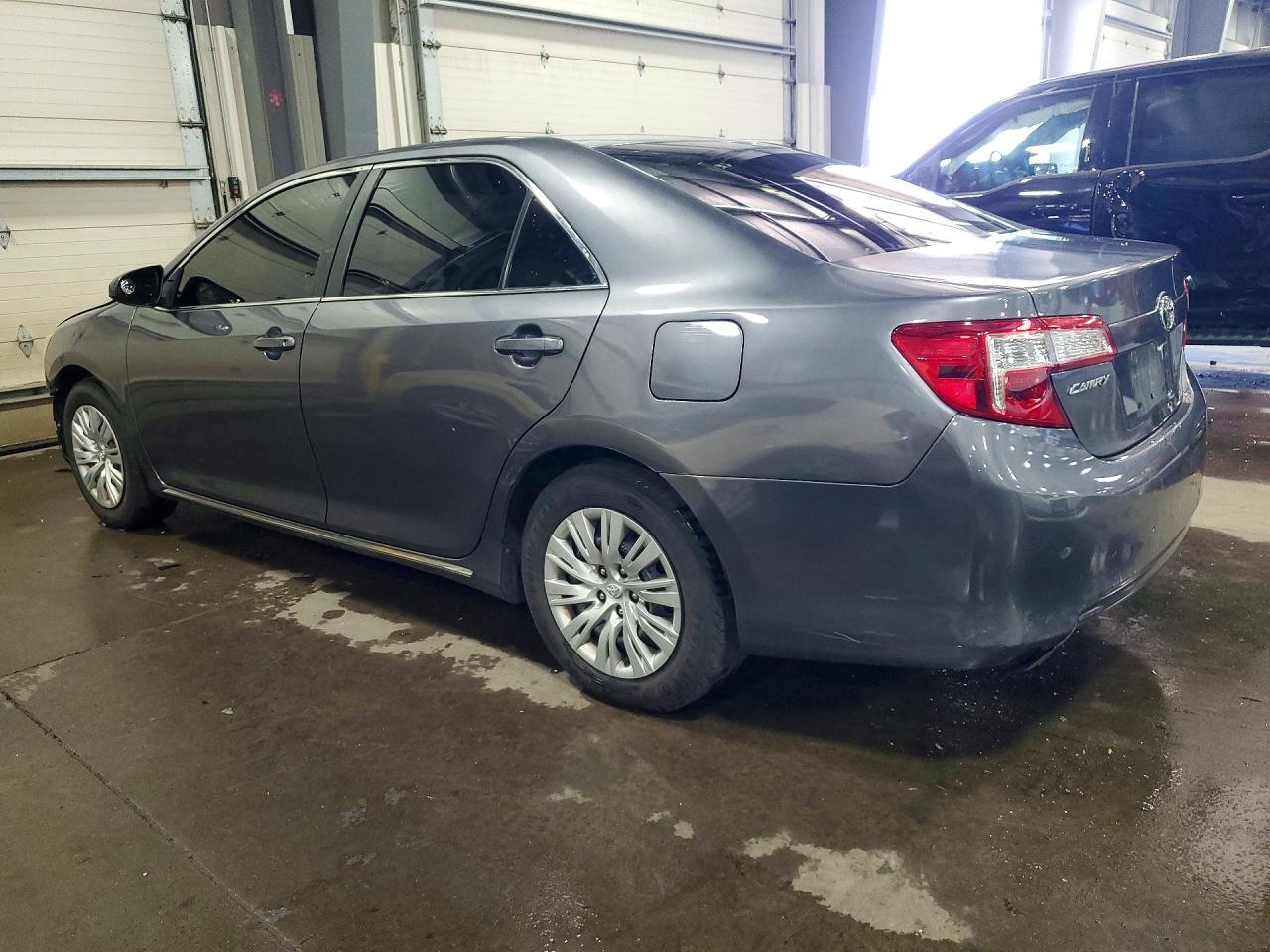 2012 Toyota Camry Le - Фото 2