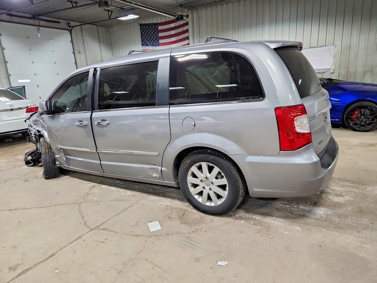 2016 Chrysler Town & Country Touring - Фото 2