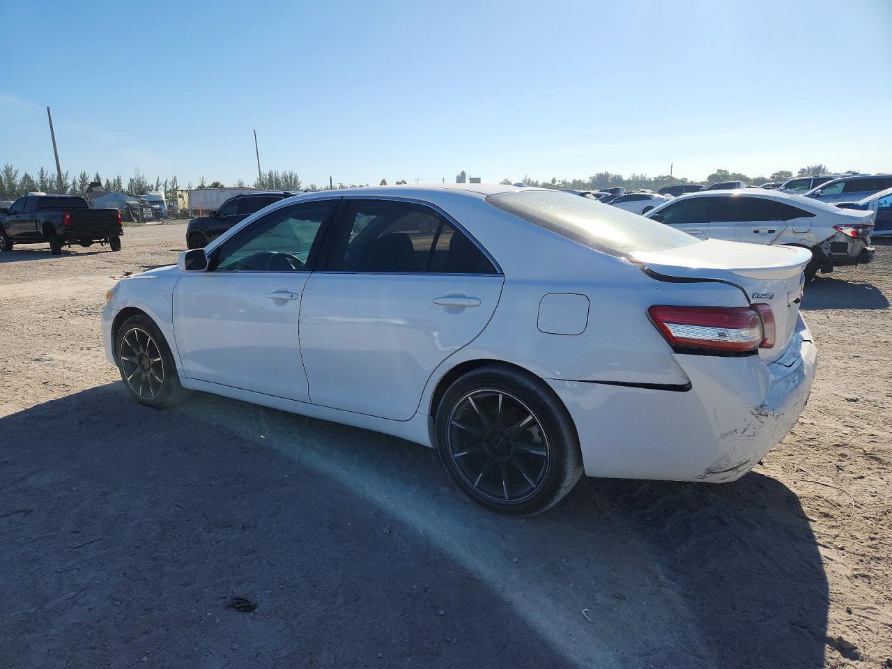 2010 Toyota Camry Le - Фото 2