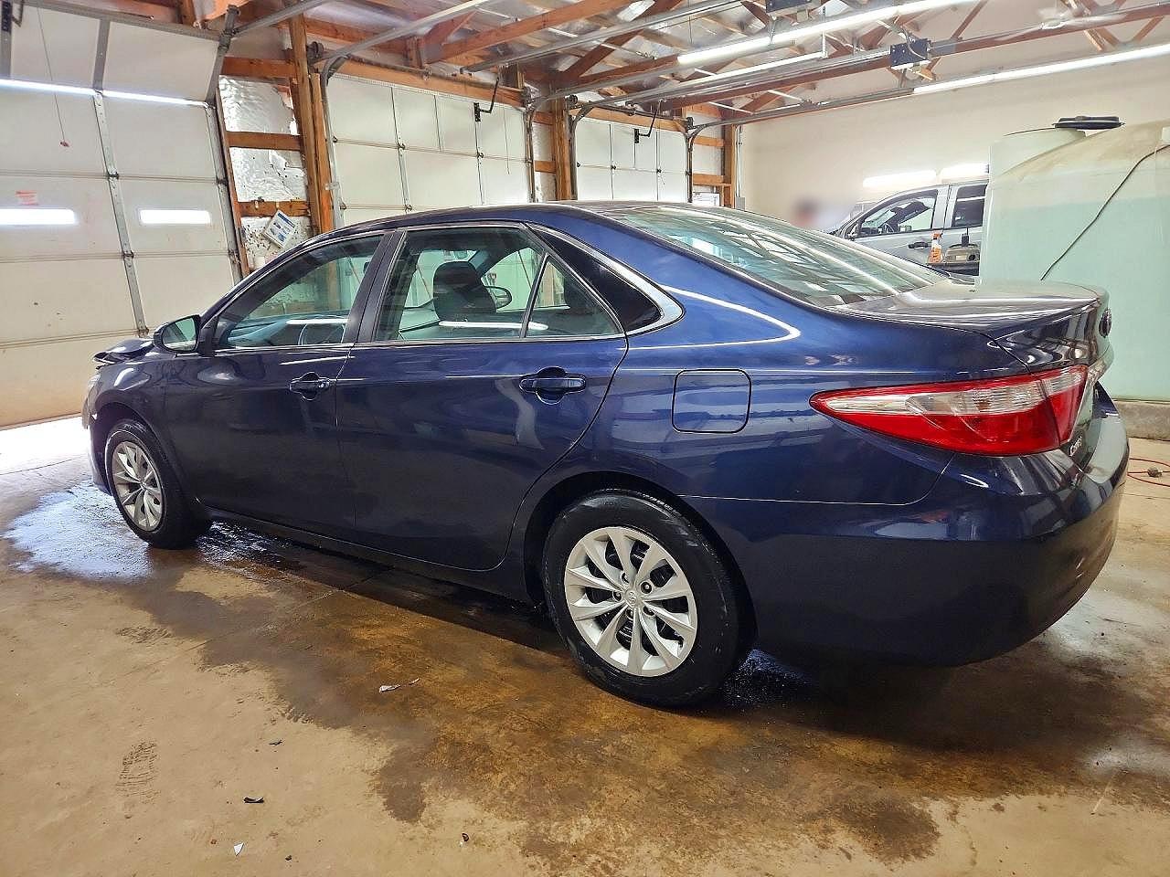 2016 Toyota Camry Le - Фото 2