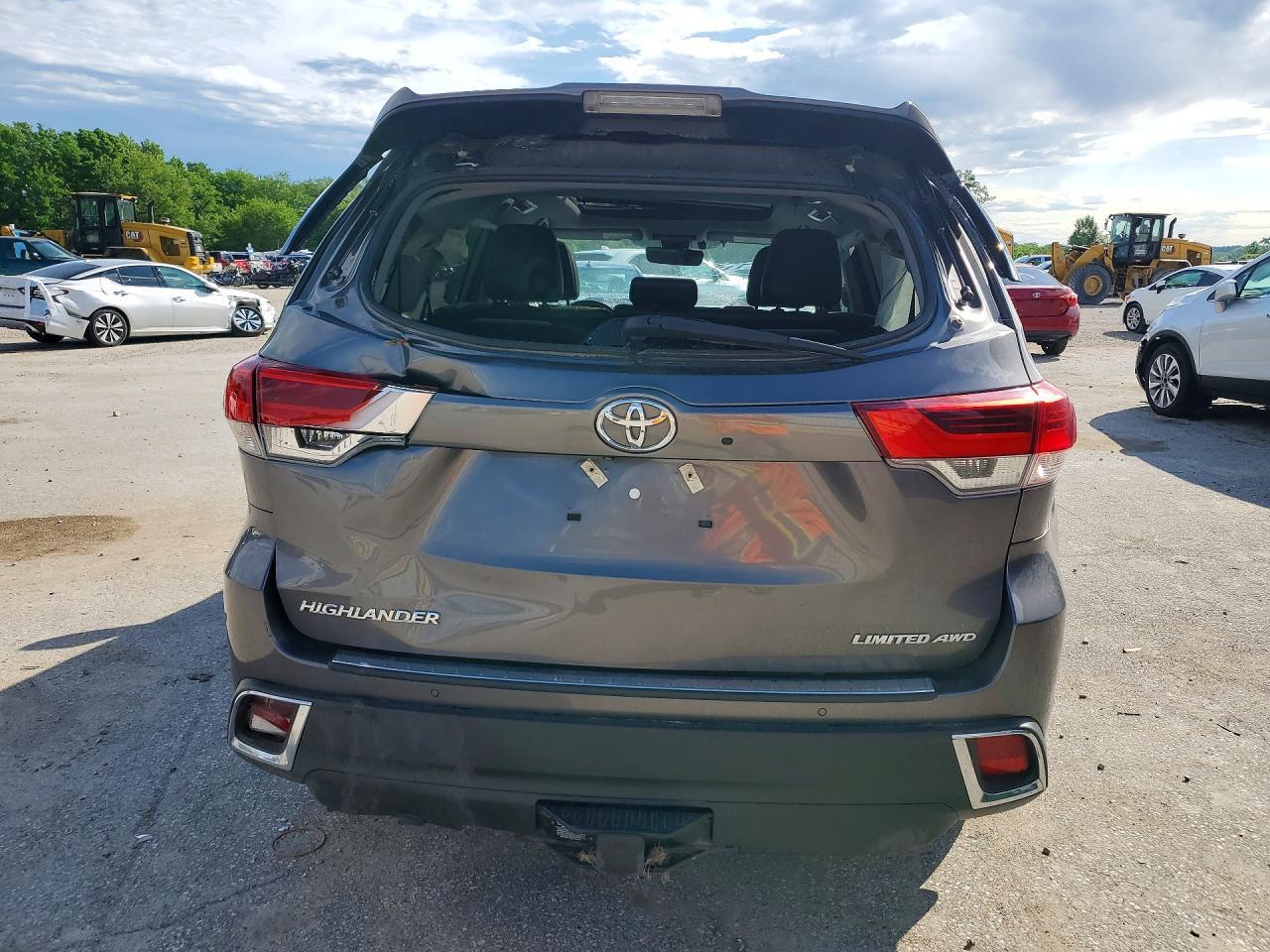 2019 Toyota Highlander Limited Platinum - Image 6
