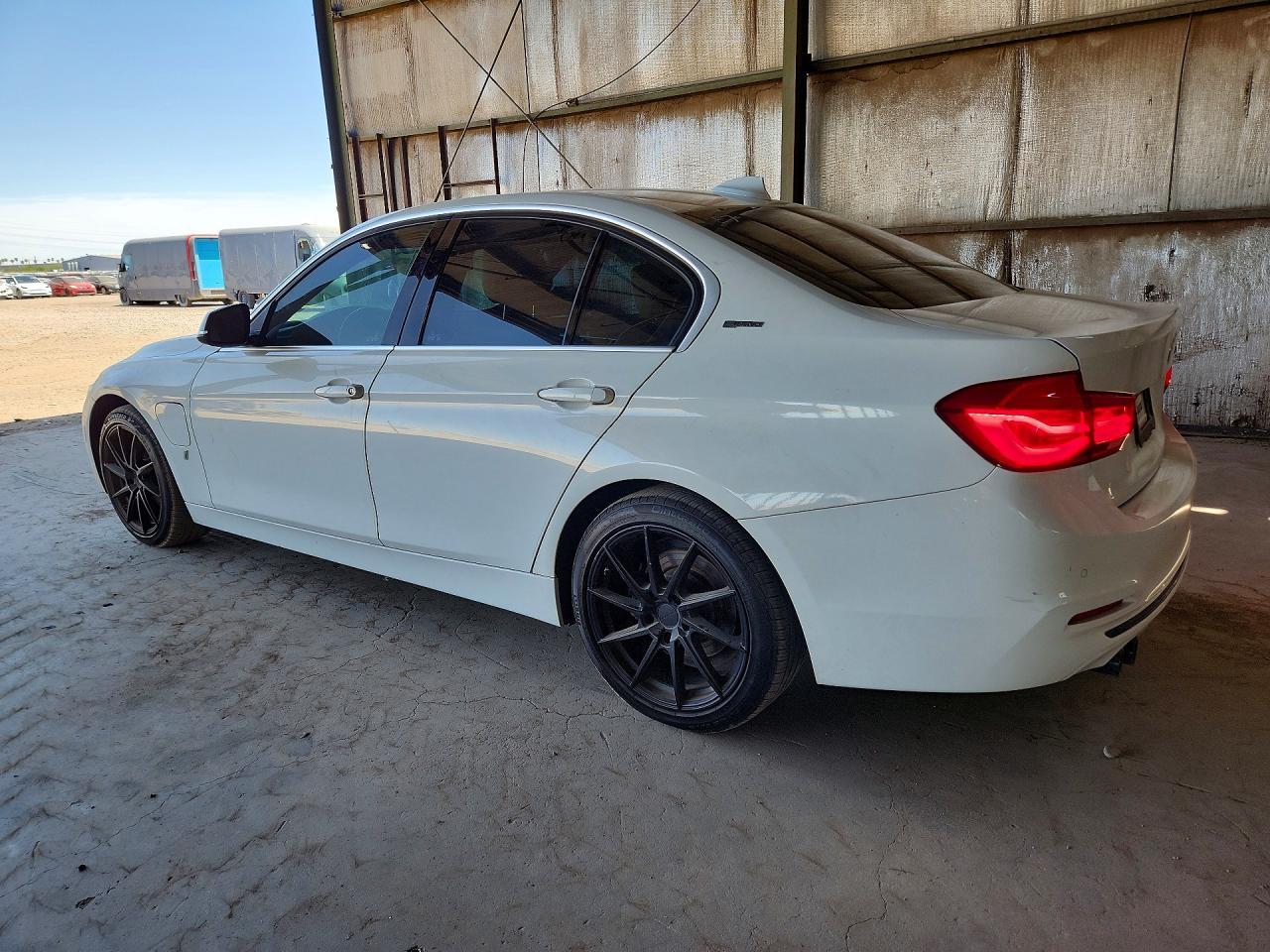 2018 BMW 330E - Фото 2