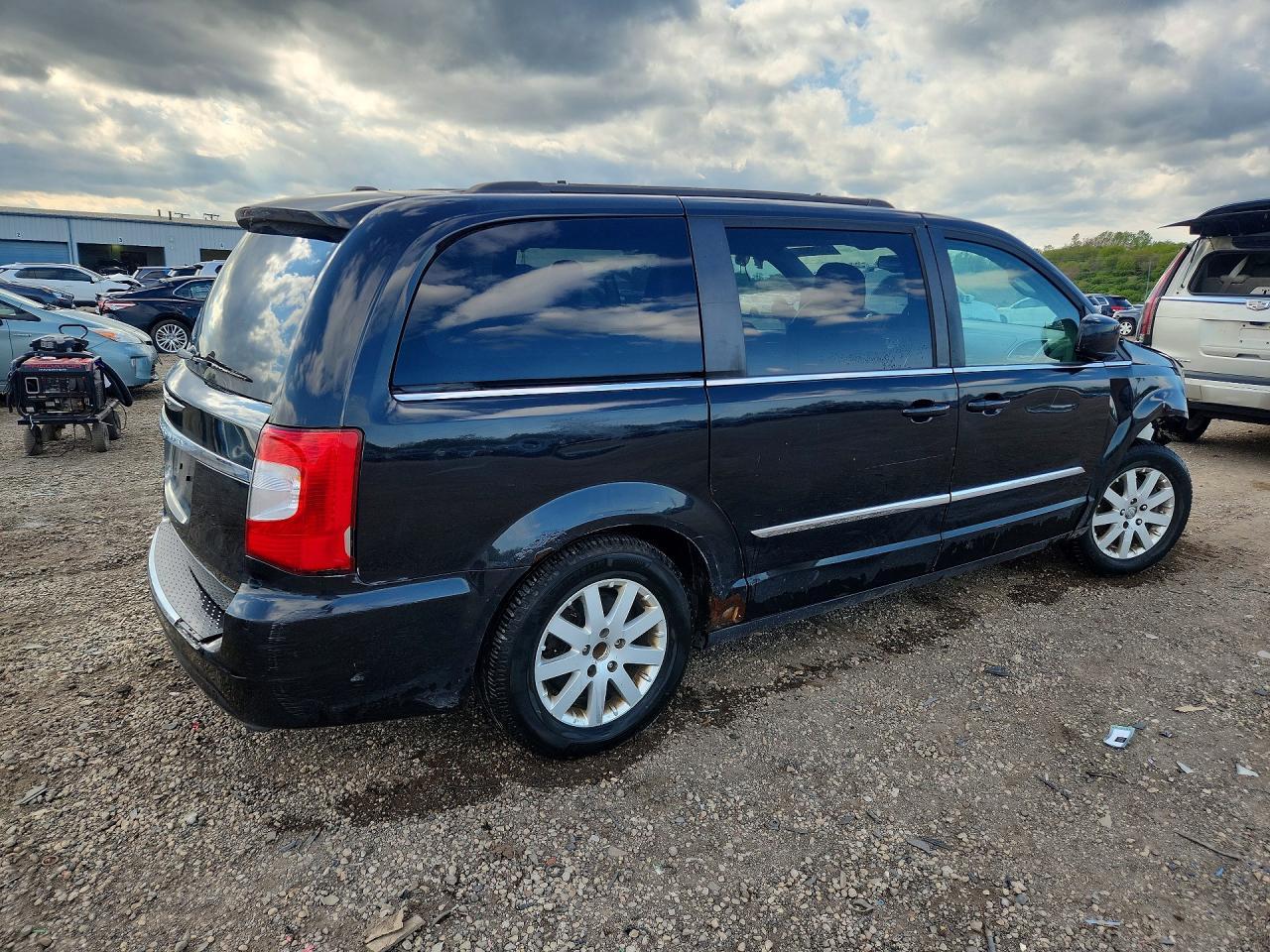 2013 Chrysler Town & Country Touring - Image 3