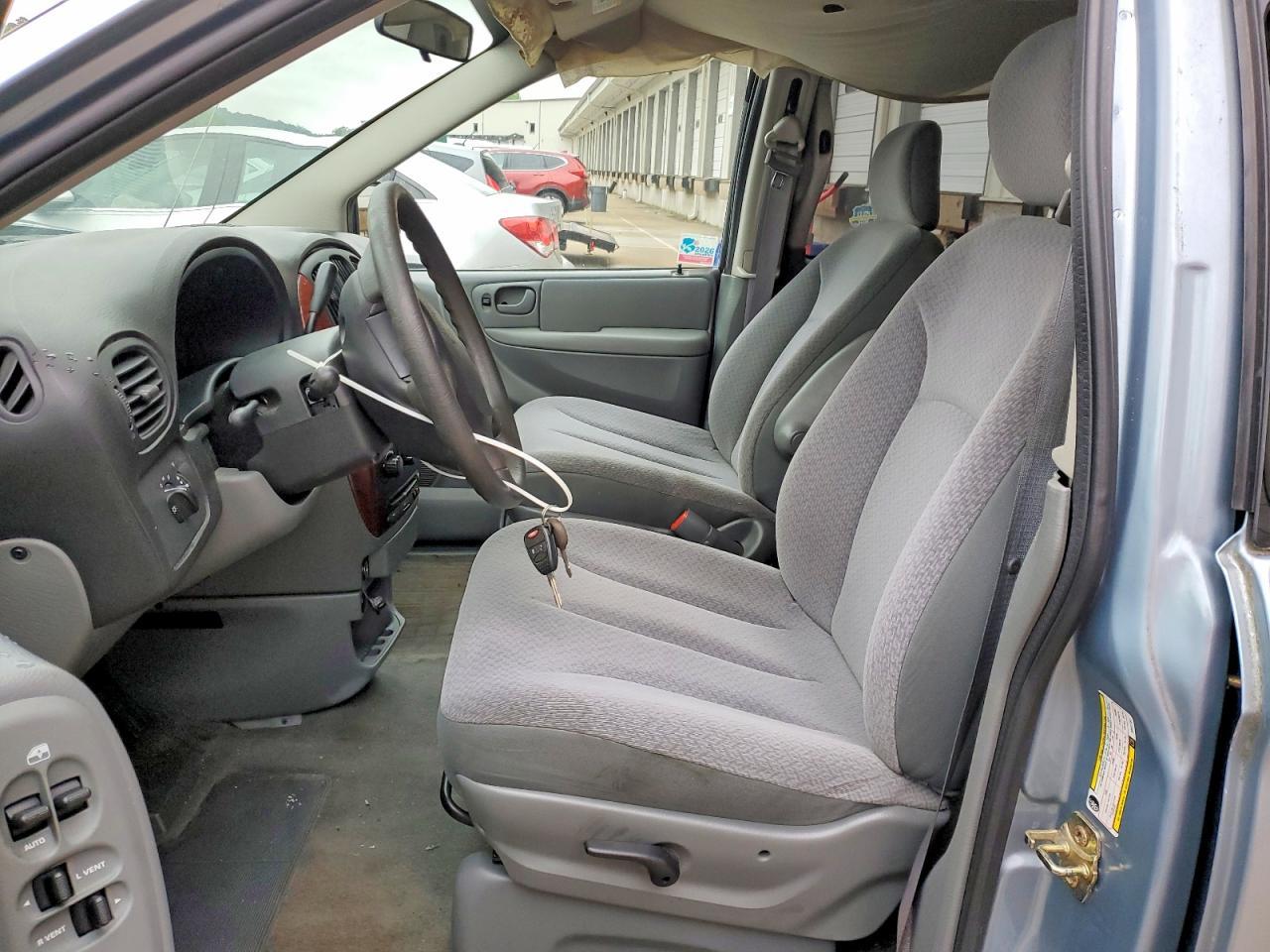 2005 Chrysler Town & Country - Фото 7