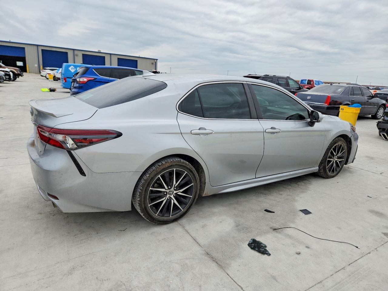 2022 Toyota Camry Se - Image 3