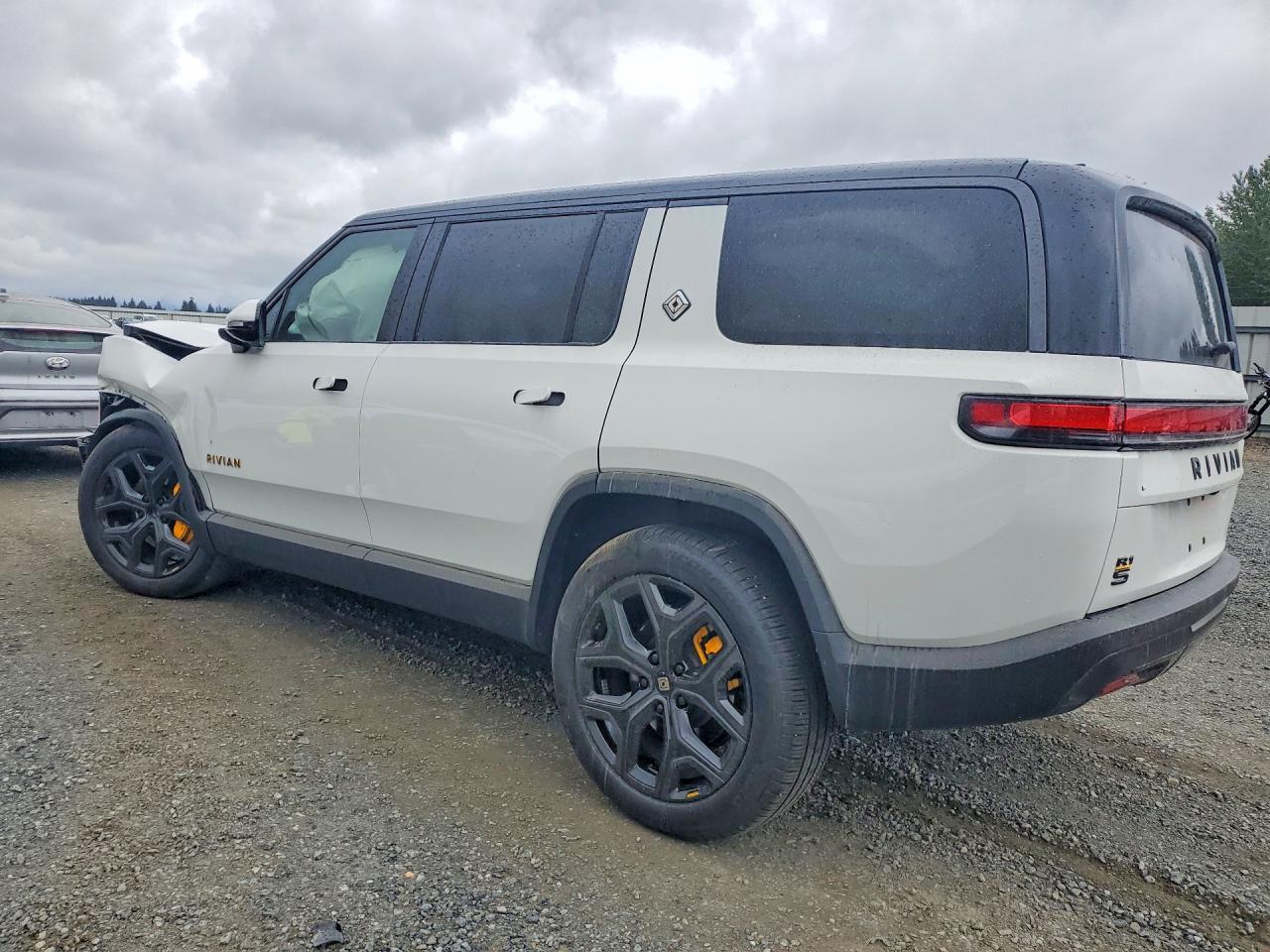 2026 Rivian R1S Premium - Image 2