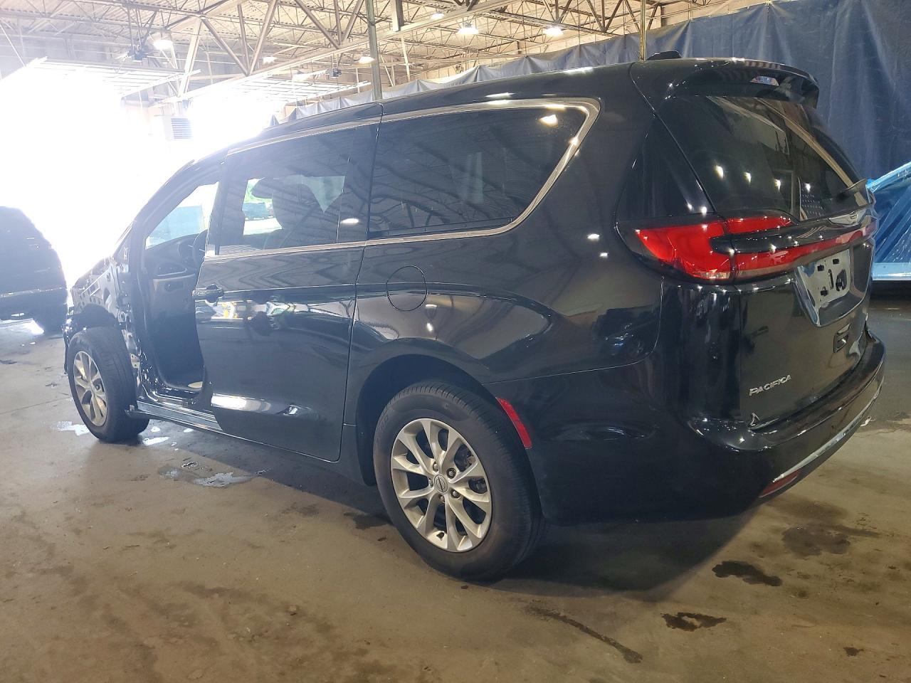 2023 Chrysler Pacifica Touring L - Фото 2