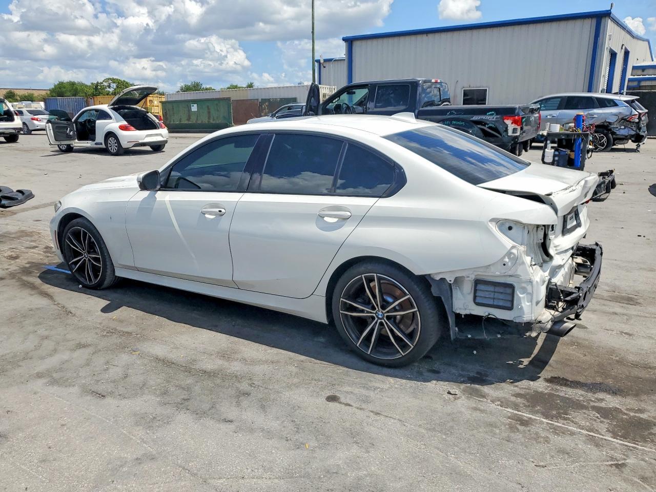 2020 BMW 330I - Фото 2