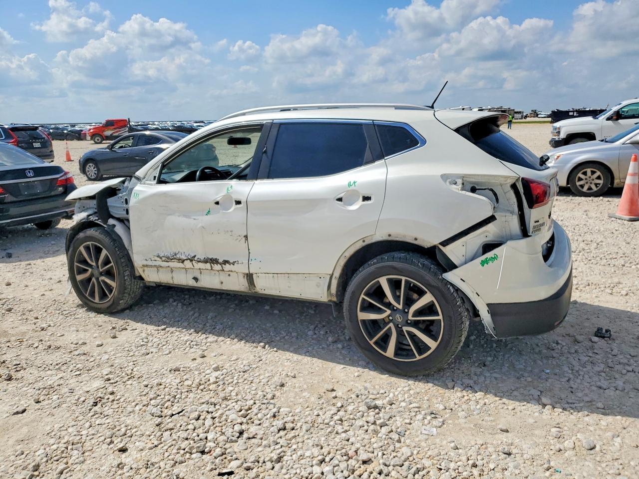 2017 Nissan Rogue Sport Sl - Image 2